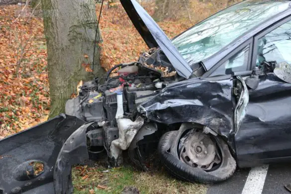 PKW kollidiert auf der B51 bei Ostercappeln mit Gegenverkehr und prallt gegen Baum