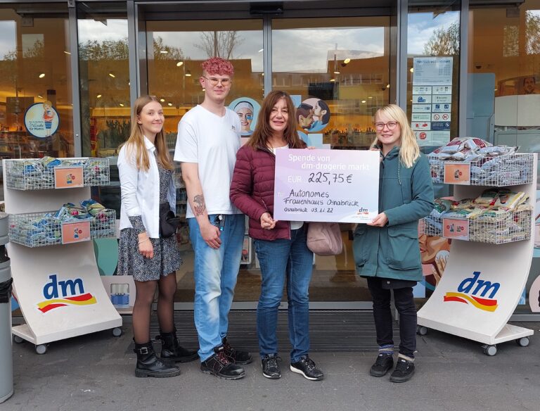 Samantha Reimus und Marcel Heidrich (links) übergeben die Spende an Marion Wenzel und Laura Wolters vom Osnabrücker Frauenhaus. / Foto: dm-drogerie markt
