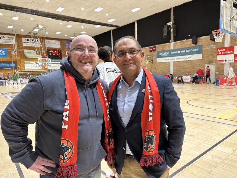 Axel Voss (links) und Önder Sancarbarlaz fiebern bei jedem Heimspiel gemeinsam mit den Panthers mit. / Foto: OSC