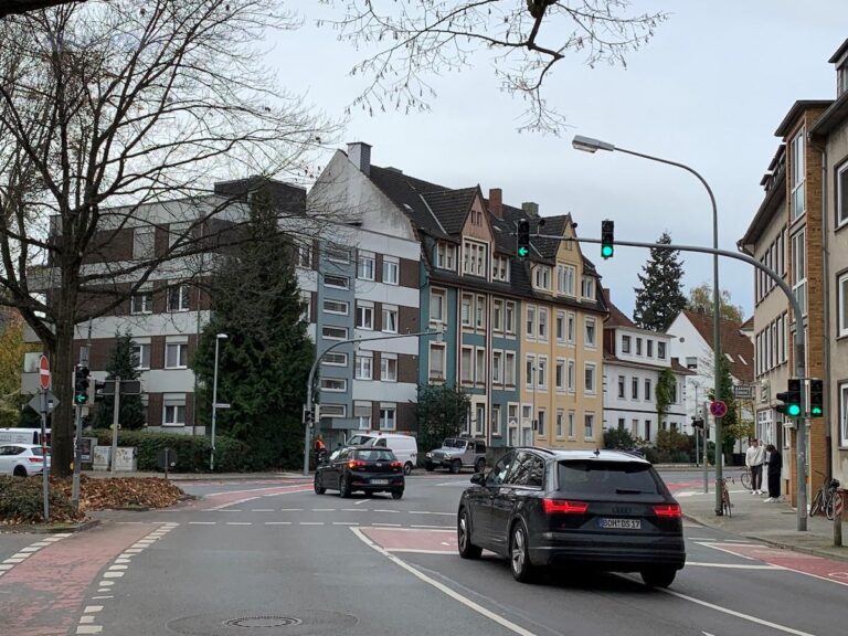 Abbieger von der Rheiner Landstraße in die Rückertstraße haben nun eine eigene Ampelphase. / Foto: Henrik Möllenkamp