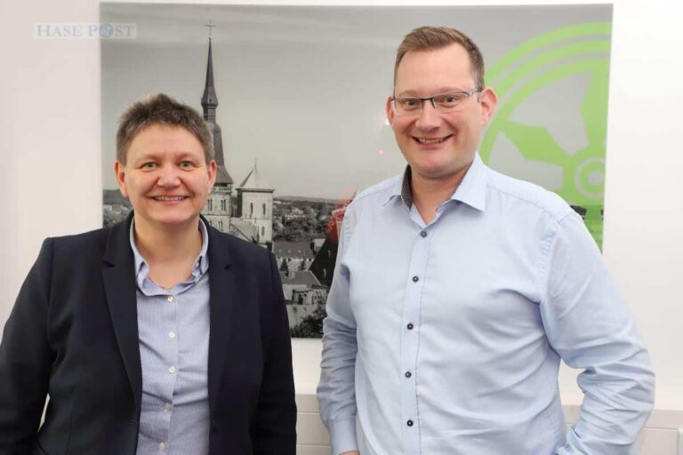 Sozialvorstand Heike Pape begrüßt ihren Nachfolger und neuen Mitarbeiter Thomas Cordes. / Foto: Stadt Osnabrück / Silke Brickwedde