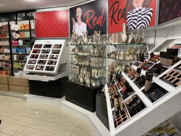 Rot ist die vorherrschende Farbe in der neuen Filiale. / Foto: Guss