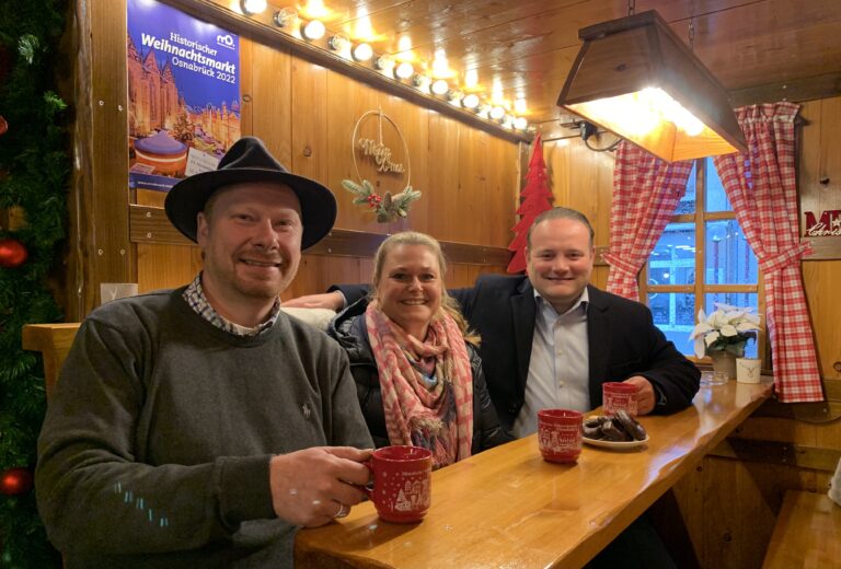 Bernhard Kracke jun. (Schaustellerverband Weser-Ems e.V.), Diana Riepenhoff (Projektleitung Weihnachtsmarkt, Marketing Osnabrück GmbH) und Alexander Illenseer (Geschäftsführer Marketing Osnabrück GmbH) (v.l.n.r.) freuen sich auf den Weihnachtsmarkt und hoffen auf Besucherrekorde. / Foto: Guss