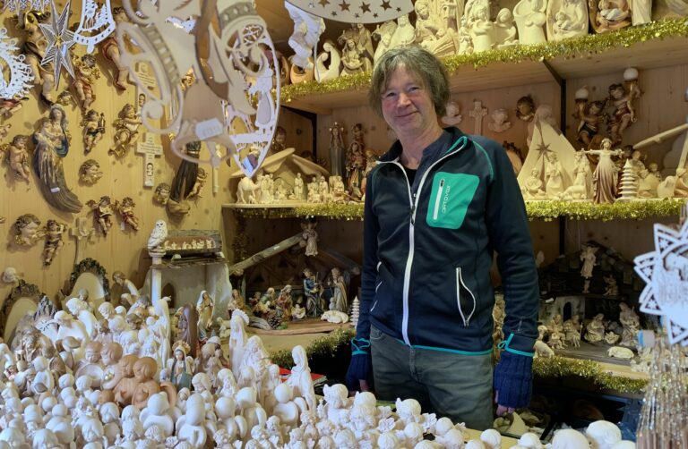 Kurt Chizzali in seinem Stand auf dem Osnabrücker Weihnachtsmarkt. / Foto: Guss