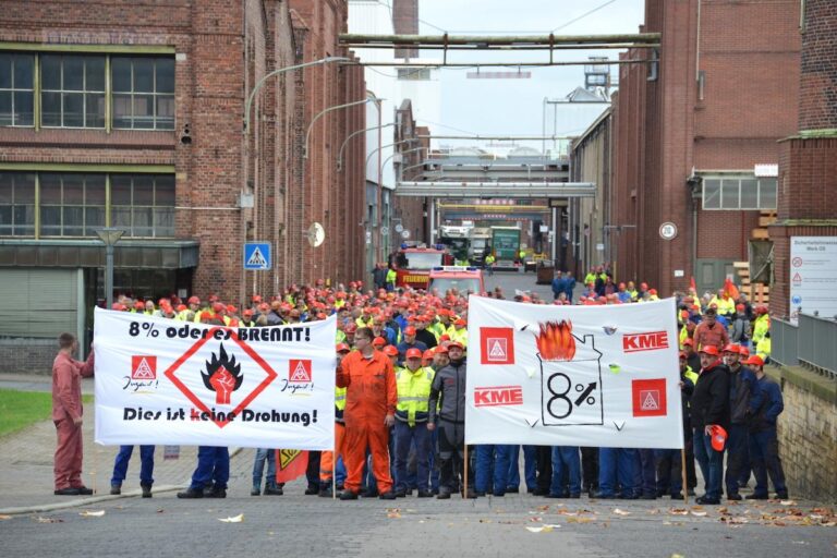 Bereits im November ließen KME-Mitarbeiter zwei Stunden ihre Arbeit ruhen. / Foto: IG Metall