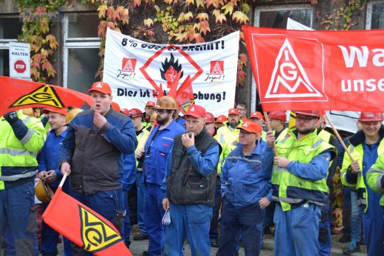 600 Personen beteiligten sich am Mittwochvormittag beim Streik vor KME. / Foto: IG Metall