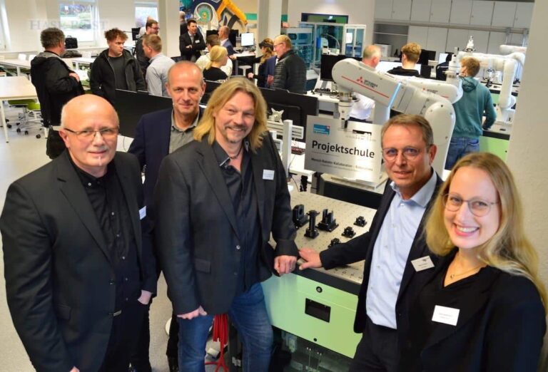 Über die Eröffnung des Zentrums freuen sich (von links) Michael Sternberg, Reiner Kochanke (n21-Projektleiter), Prof. Harald Strating (Hochschule Osnabrück), Schulleiter Martin Henke und Landrätin Anna Kebschull. / Foto: Landkreis Osnabrück/Henning Müller-Detert