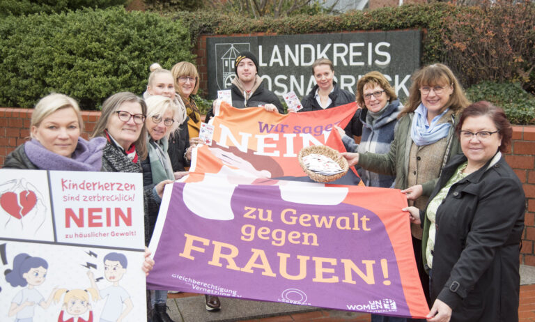 Politik und Verwaltung, Polizei und Beratungsstellen hissten gemeinsam vor dem Kreishaus Osnabrück die von Un-Women und Gleichberechtigung und Vernetzung e.V. konzipierte Fahne „Wir sagen Nein zu Gewalt an Frauen." / Foto: Landkreis Osnabrück/Uwe Lewandowski