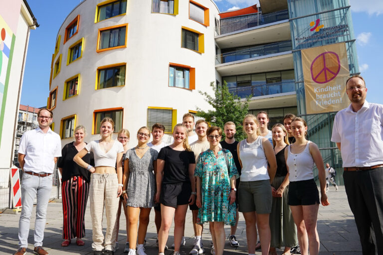 Freude bei der Spendenübergabe von Studierenden der Professor-Grewe-Schule an CKO-Geschäftsführer Michael Richter (rechts). / Foto: Daniel Meier