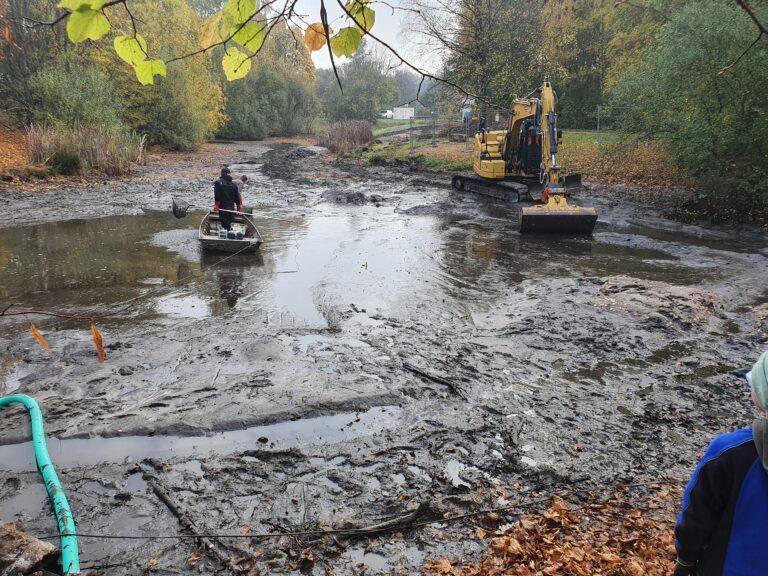Die SWO Netz entschlammt in den kommenden Wochen wieder einige Regenrückhaltebecken im Stadtgebiet – so wie hier am Holtkämpers Weg in Atter. / Foto: Sven Kreutzmann/SWO Netz