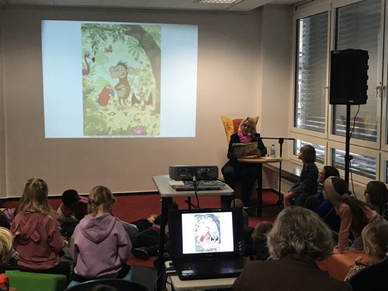 Oberbürgermeisterin Katharina Pötter ließt den Kindern der Heinrich-Schüren-Schule im Rahmen des bundesweiten Vorlesetags in der Stadtbibliothek Osnabrück vor. / Foto: Burrichter