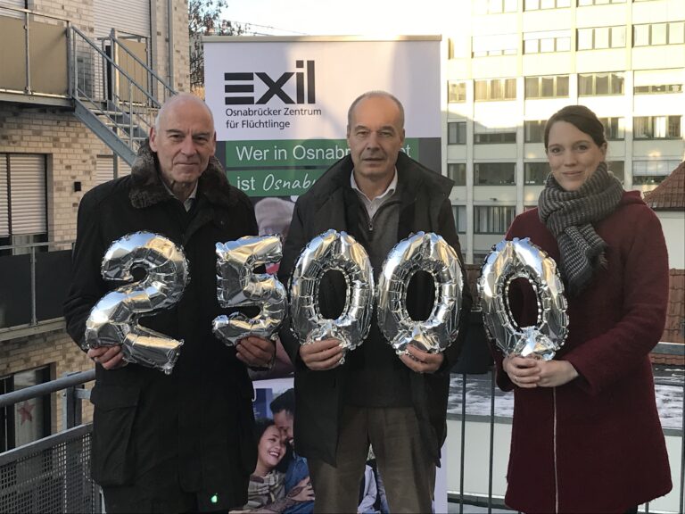 Von links: Andreas Neuhoff (Vorstand Exil), Gert Waltermann ( Geschäftsführer Berding-Beton), Sara Josef (Geschäftsführerin Exil) / Foto: Burrichter