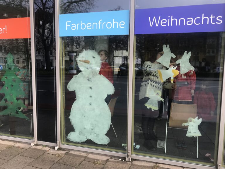 Bunte Bilder schmücken die Fenster der Westenergie-Gruppe am Goethering. / Foto: Burrichter