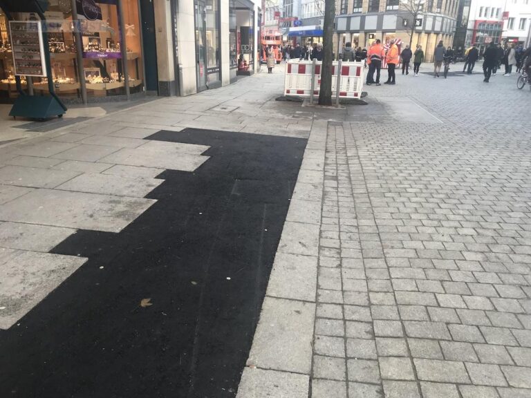 Schwarze Flicken sind Zeichen der monatelangen Baustelle in der Großen Straße. / Foto: Burrichter