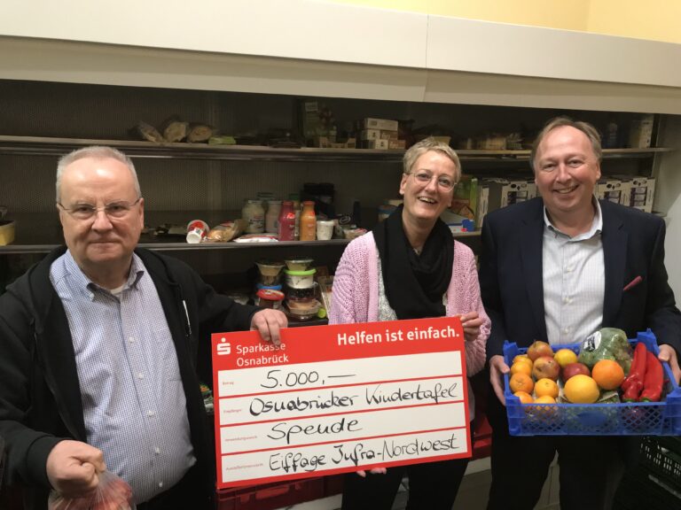 Von links: Hermann Große-Marke (Erster Vorstand der Osnabrücker Tafel ), Monika Scholz (Assistentin der Geschäftsführung von Eiffage Infra-Nordwest) und Manfred Inden (Geschäftsführer von Eiffage Infra-Nordwest). / Foto: Burrichter