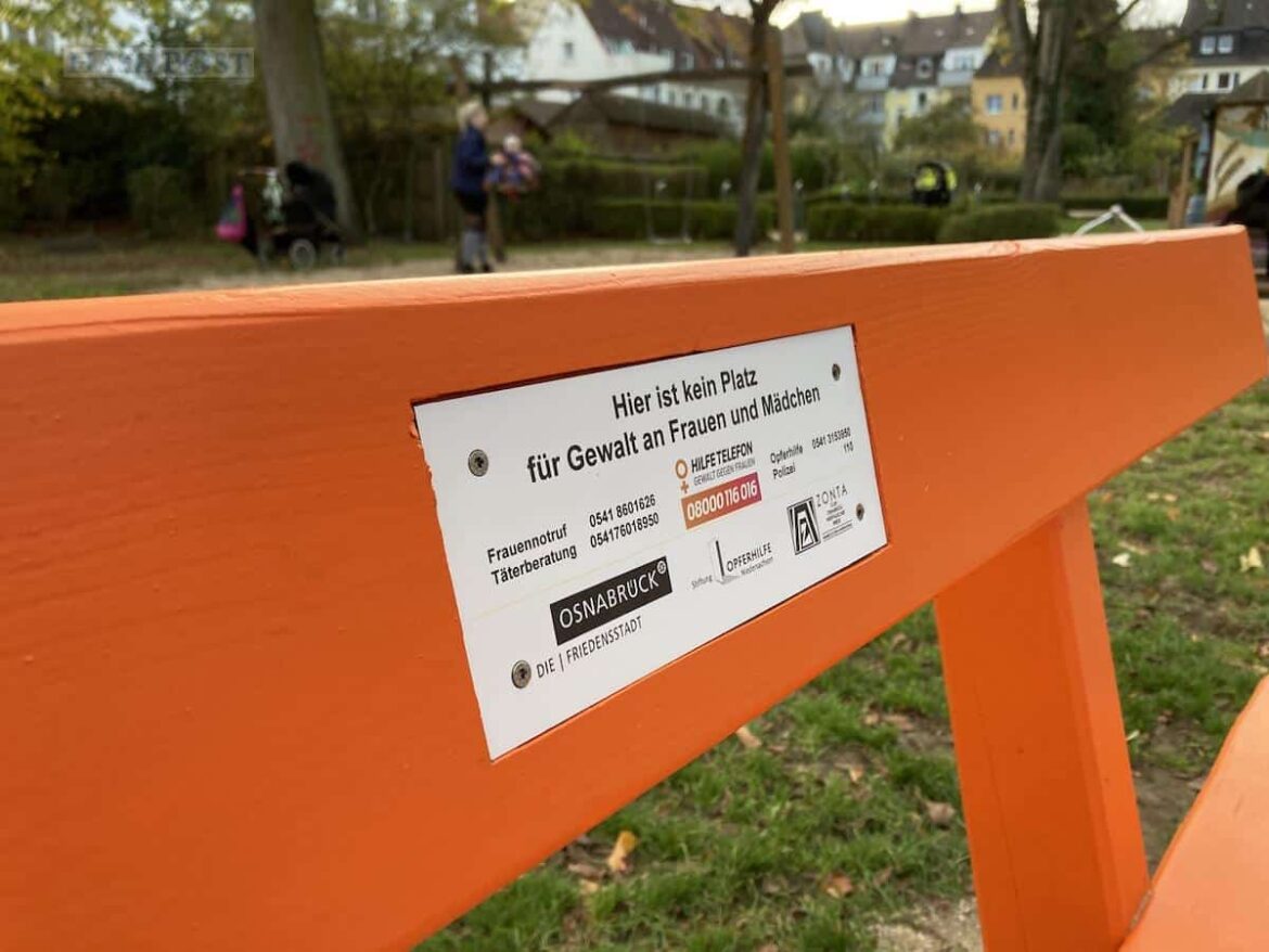 Orange Bänke sollen ein klares Zeichen gegen Gewalt setzen. / Foto: Schulte