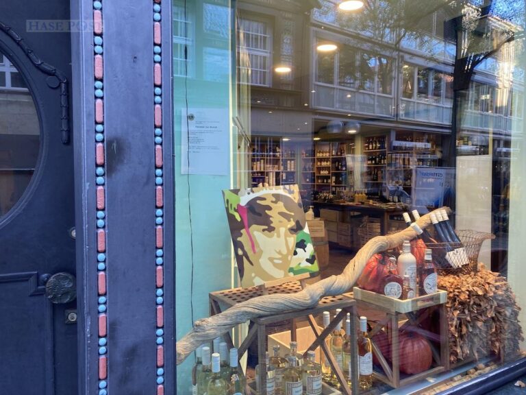 Auch im Schaufenster von Wein Fohs wird Kunst präsentiert. / Foto: Schulte