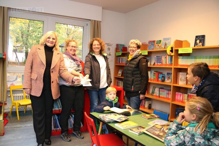 (von links) 265 Euro überreichten Bürgermeisterin Dagmar Bahlo und Katrin Eckart an Bibliotheksmitarbeiterin Marion Ruthemeyer. / Foto: Stadt Georgsmarienhütte / Niklas Otten