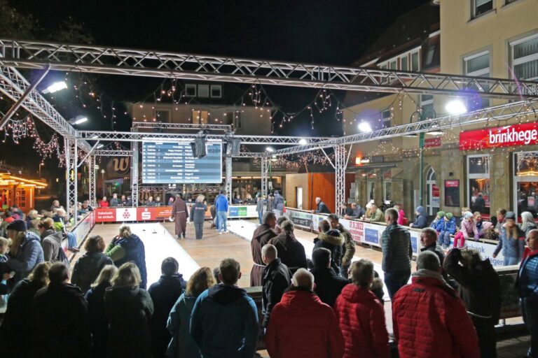 Schon am Eröffnungsabend war rund um das Georgsmarienhütter „Eisstock-Stadion“ eine Menge los. Noch bis zum 22. Dezember spielen bis zu 480 Mannschaften um den Sieg beim Sparkassen-Cup. / Foto: Stadt Georgsmarienhütte / Niklas Otten