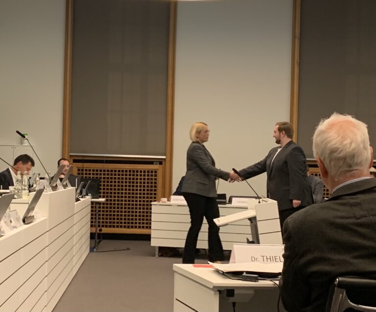 Oberbürgermeisterin Katharina Pötter begrüßte Lukas Ölmann per obligatorischem Handschlag als neues Ratsmitglied. / Foto: Guss