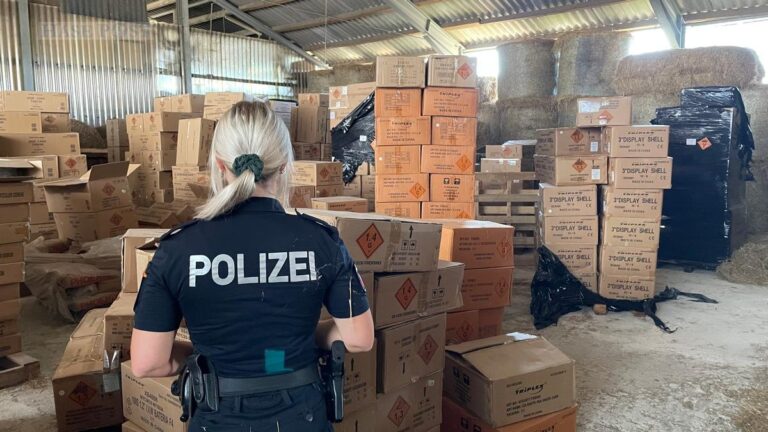 In einer Scheune in Hamminkeln konnten zahlreiche Feuerwerkskörper entdeckt und sichergestellt werden. / Foto: Polizei Osnabrück