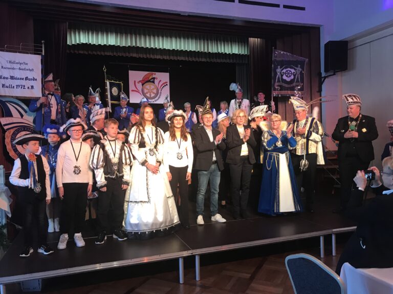 Das Stadtprinzenpaar und Gefolge gemeinsam mit Bürgermeisterin Eva-Maria Westermann auf der Bühne des Gasthaus Thies / Foto: Burrichter / Foto