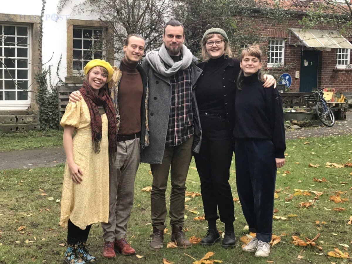 Die Luhrmannhof e.V. Leitung auf dem Hofgelände / Foto: Burrichter