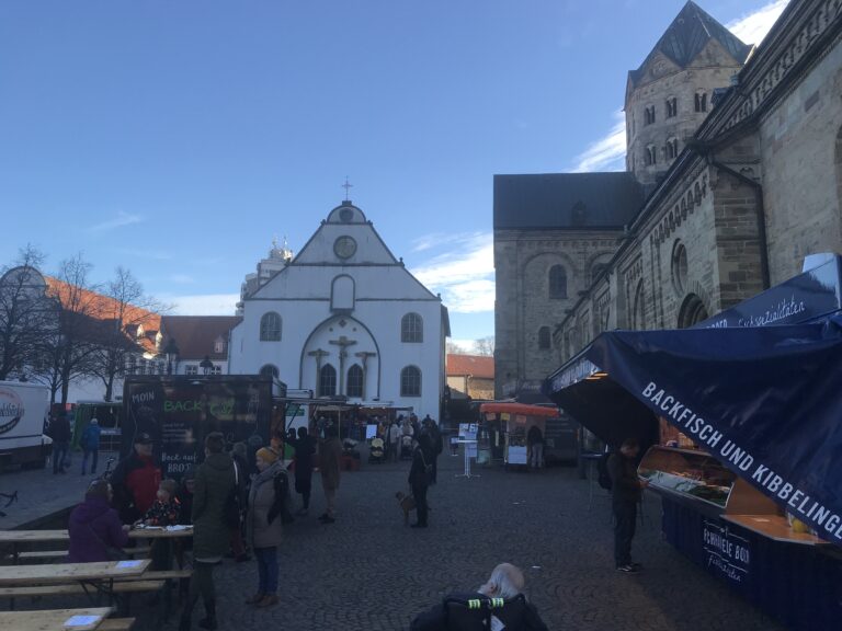 Marktstände neben dem Dom müssen für die den Weihnachtsmarkt umziehen / Foto: Burrichter