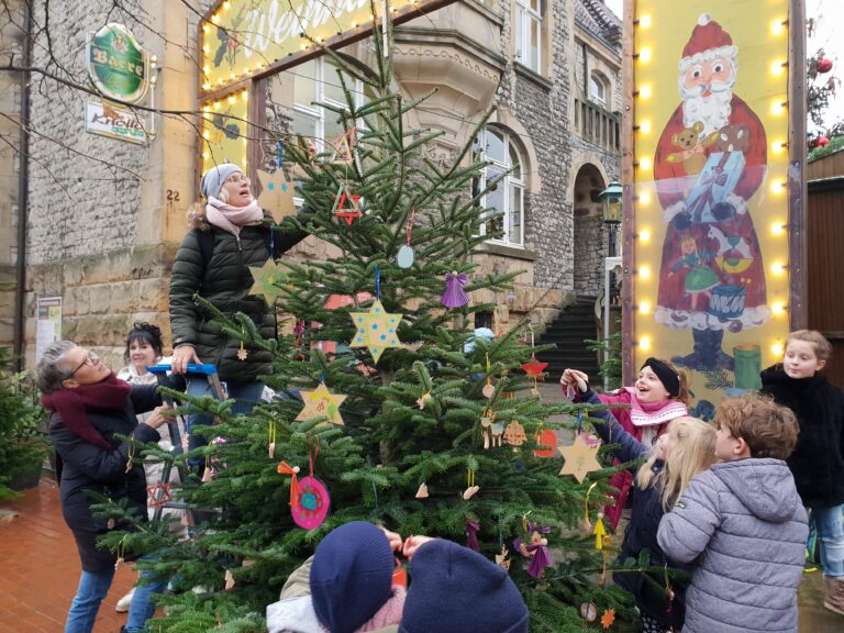 Mit Engagement bei der Sache: Zusammen mit ihren Lehrerinnen nahmen diese Schülerinnen und Schüler an der Weihnachtsbaum-Schmückaktion teil. / Foto: Stadt Melle