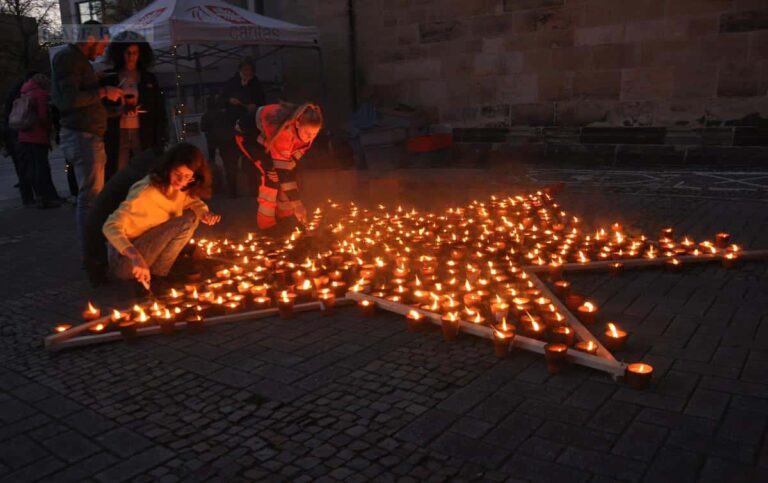 Ein leuchtendes Zeichen für Frieden und eine gerechte Welt erstrahlte in der Johannisstraße. / Foto: Caritas / Nadin Kohlbrecher