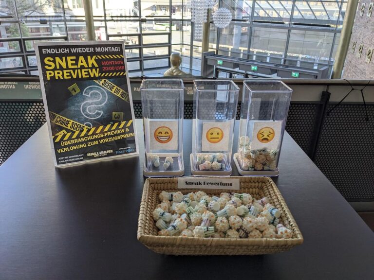 Mit Popcorn gaben die Sneaker ihre Bewertung zu „Crimes Of The Future“ ab. / Foto: Hall of Fame