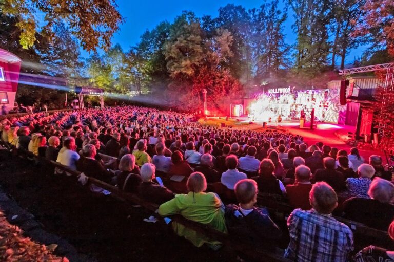 Unter anderem dank des Abendstücks „Rock of Ages“ war die vergangene Waldbühnen-Saison ein voller Erfolg. / Foto: Waldbühne Kloster Oesede
