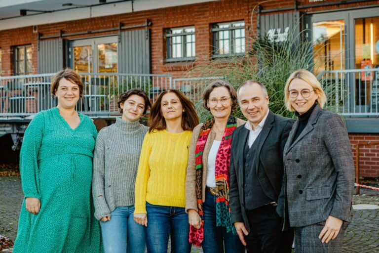 Freuen sich über die Aufnahme der 100. Familie in das Diesterweg-Stipendium: (v. re.) Oberbürgermeisterin Katharina Pötter, Michael Prior, Birgit Bohnenkamp, Rouya Murad, Zouzan Abdo und Katharina Liebing / Foto: Ulrike Lehnisch