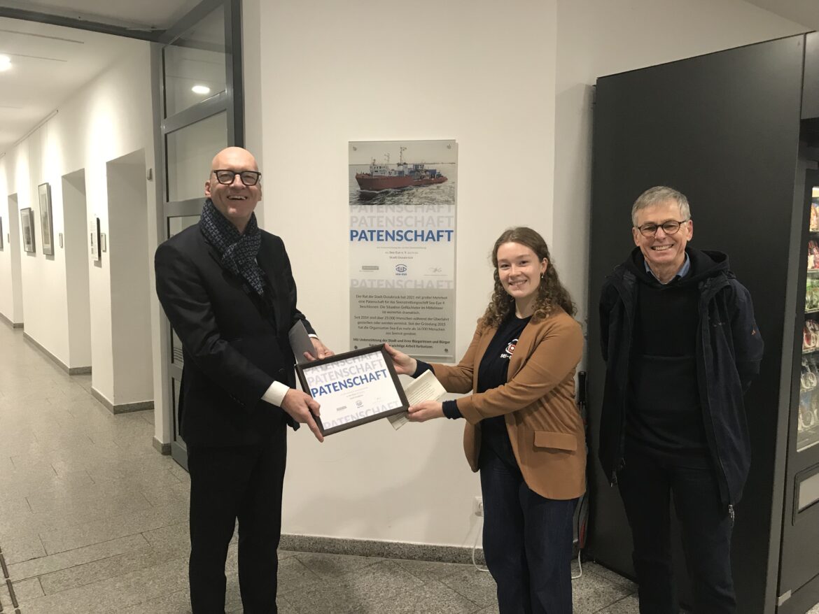 Von links: Erster Stadtrat Wolfgang Beckermann, Alisa Casimir (Sea-Eye), Michael Bünte (Seebrücke Osnabrück) / Foto: Burrichter