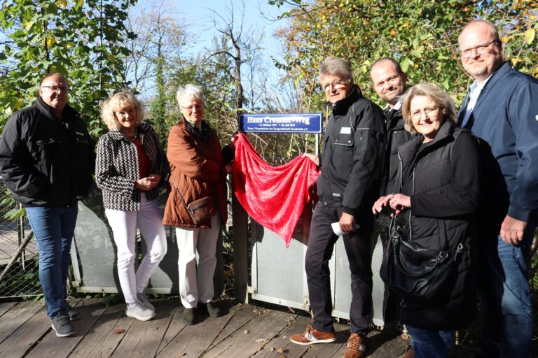 Von links: Enthüllten gemeinsam das Schild, dass den „Hans Cromme-Weg“ weist: Michael Wendt (Schatzmeister Zoogesellschaft), Mechthild Möllenkamp (Beisitzerin), Helga Cromme, Dr. E.h. Fritz Brickwedde (Zoopräsident), Christian Cromme, Elke Cromme sowie Andreas Cromme. / Foto: Hanna Räckers