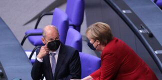 Scholz holt sich noch regelmäßig Rat von Merkel