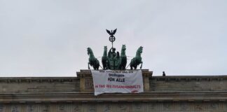 „Letzte Generation“ klettert auf Brandenburger Tor