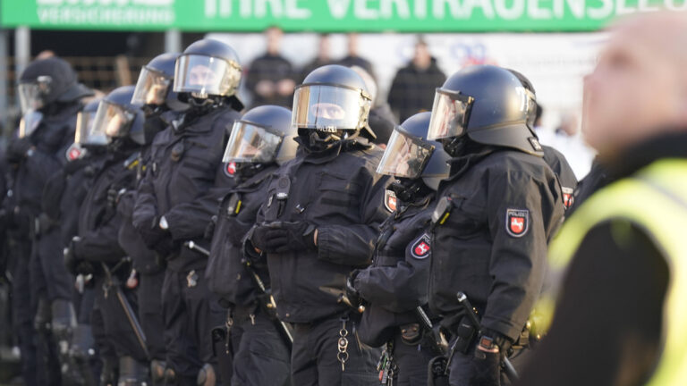 Polizeiaufgebot vor den Osnabrücker Fans im Derby in Meppen. / IMAGO / Werner Scholz