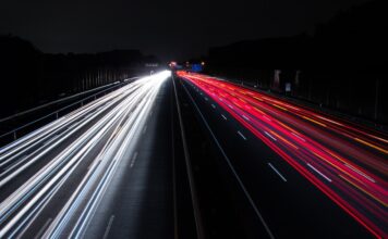 (Symbolbild) Autobahn bei Nacht