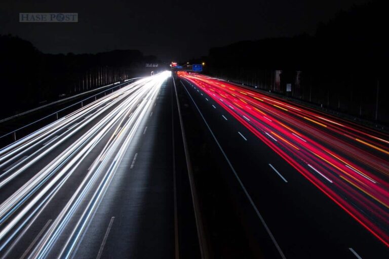 (Symbolbild) Autobahn bei Nacht