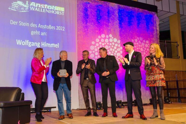 Preisträger Wolfgang Himmel (2. von links) mit dem „Stein des Anstoßes“. (von links) Gabi Münch, Bürgermeister Otto Steinkamp, Ludger Abeln, Nils-Arne Kässens und Helga Reichert gratulieren. / Foto: Gemeinde Wallenhorst