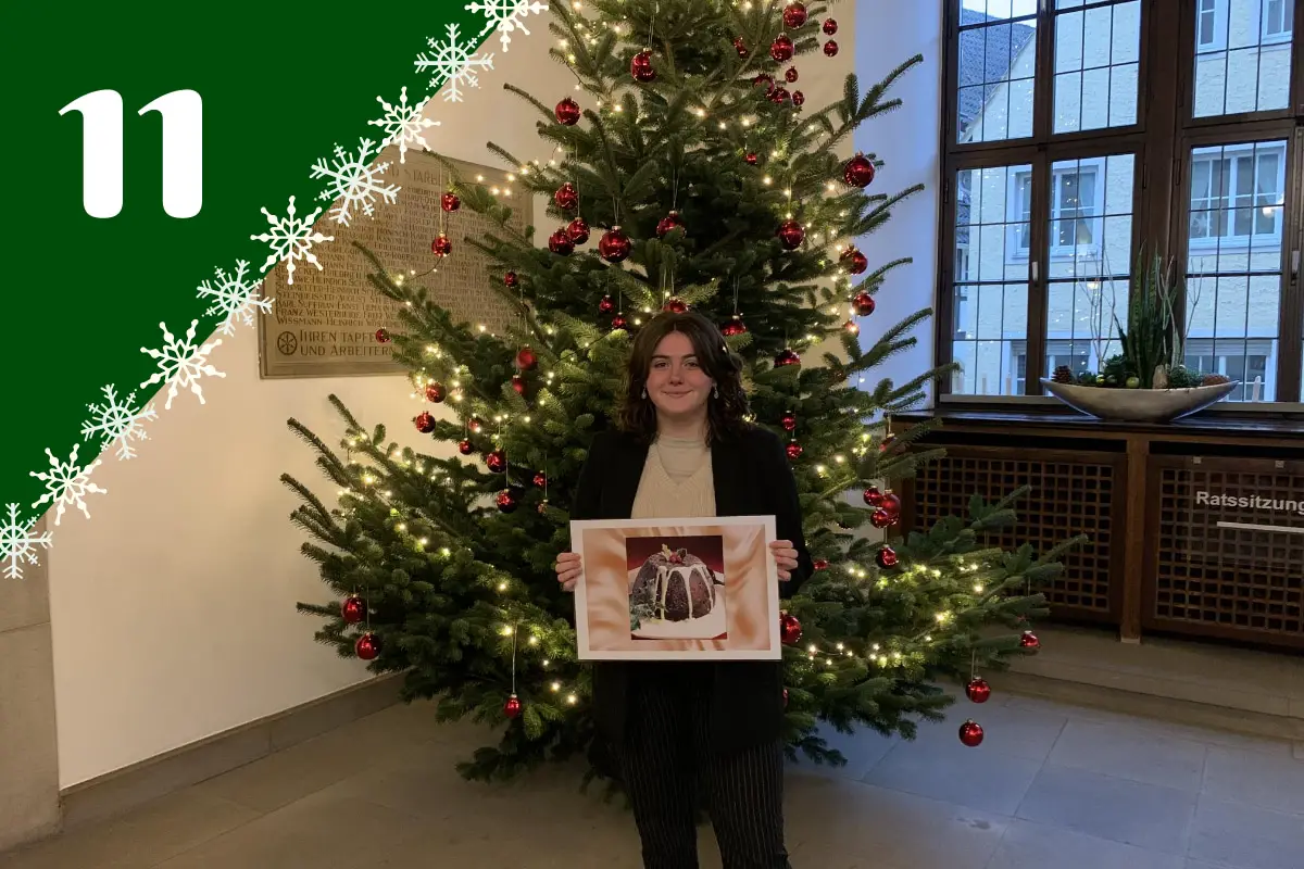 Rosie Jones mit einem Christmas Pudding. / Foto: Guss