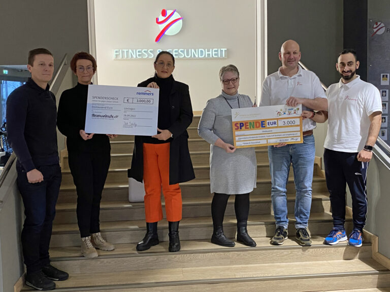 Stolz überreichten Monika Witte (2. v.l.), Eugen Wolf (l., beide remmersfit), Ole Klausing (2. v.r.) und Muhammed Zürnaci (r., Fitness & Gesundheit Löningen) die Spendenbeträge an Susanne Vedder (Mitte l., Herzenswünsche e.V.) und Petra Gäken (Mitte r., Verein Elterninitiative Kinderkrebshilfe Emsland, Grafschaft Bentheim und Umgebung e.V.). / Foto: Remmers, Löningen