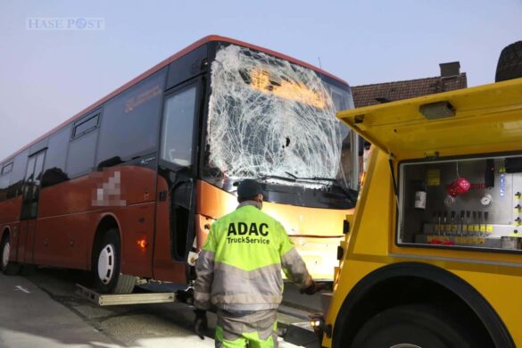 Bus fährt auf Transporter auf – mehrere Kinder werden in Wallenhorst verletzt
