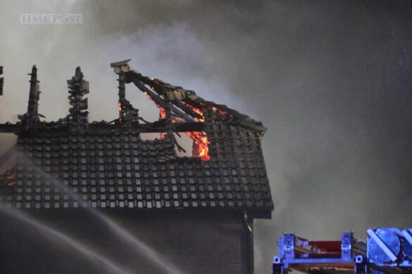 Feuerwehreinsatz in Belm: Großes Wohnhaus fällt Dachstuhlbrand zum Opfer