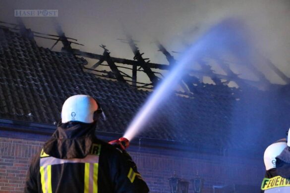 Feuerwehreinsatz in Belm: Großes Wohnhaus fällt Dachstuhlbrand zum Opfer