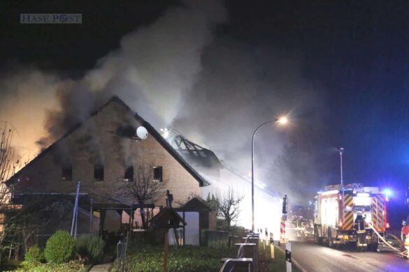 Feuerwehreinsatz in Belm: Großes Wohnhaus fällt Dachstuhlbrand zum Opfer
