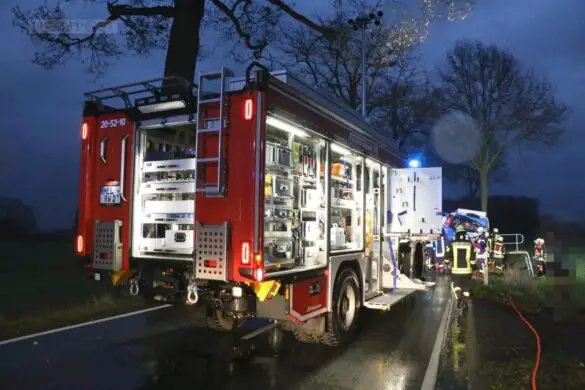 Kollision von LKW und Traktor, Trecker reißt in zwei Teile Kollision von LKW und Traktor, Trecker reißt in zwei Teile