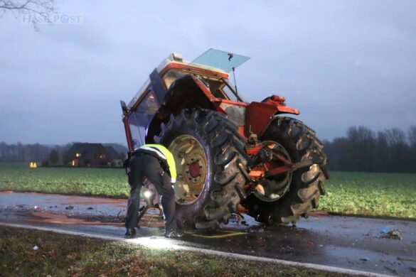 Kollision von LKW und Traktor, Trecker reißt in zwei Teile Kollision von LKW und Traktor, Trecker reißt in zwei Teile