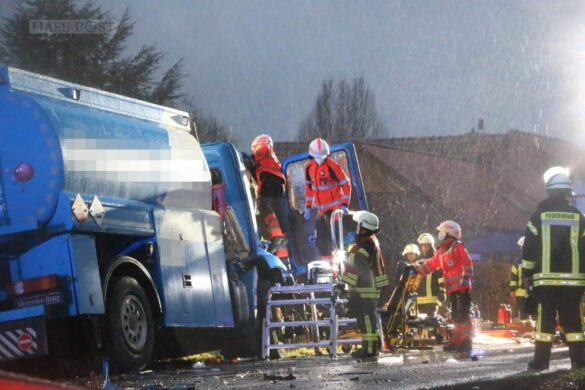 Kollision von LKW und Traktor, Trecker reißt in zwei Teile Kollision von LKW und Traktor, Trecker reißt in zwei Teile